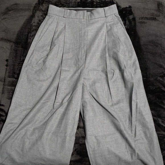 Sportmax Women’s Elegant Gray Trousers - Picture 1 of 3